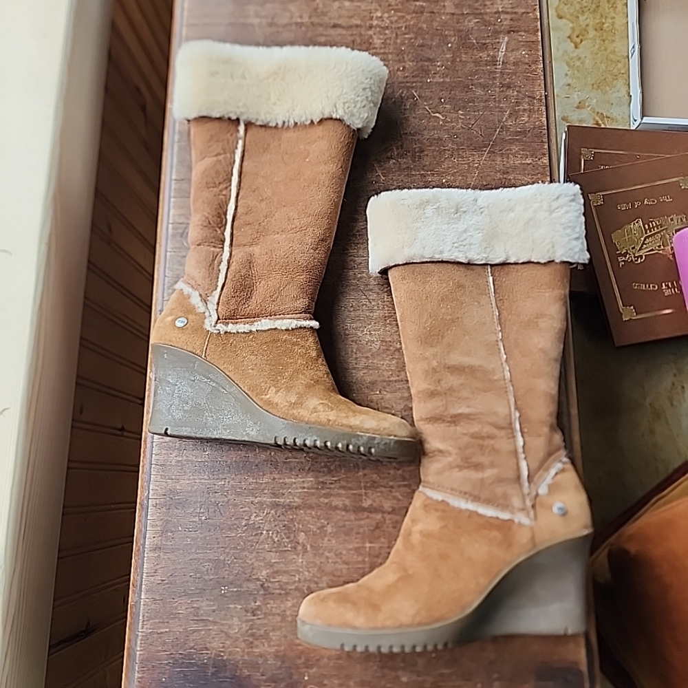 UGG Sandra wedge heel tan suede upper shearling lining sz 7